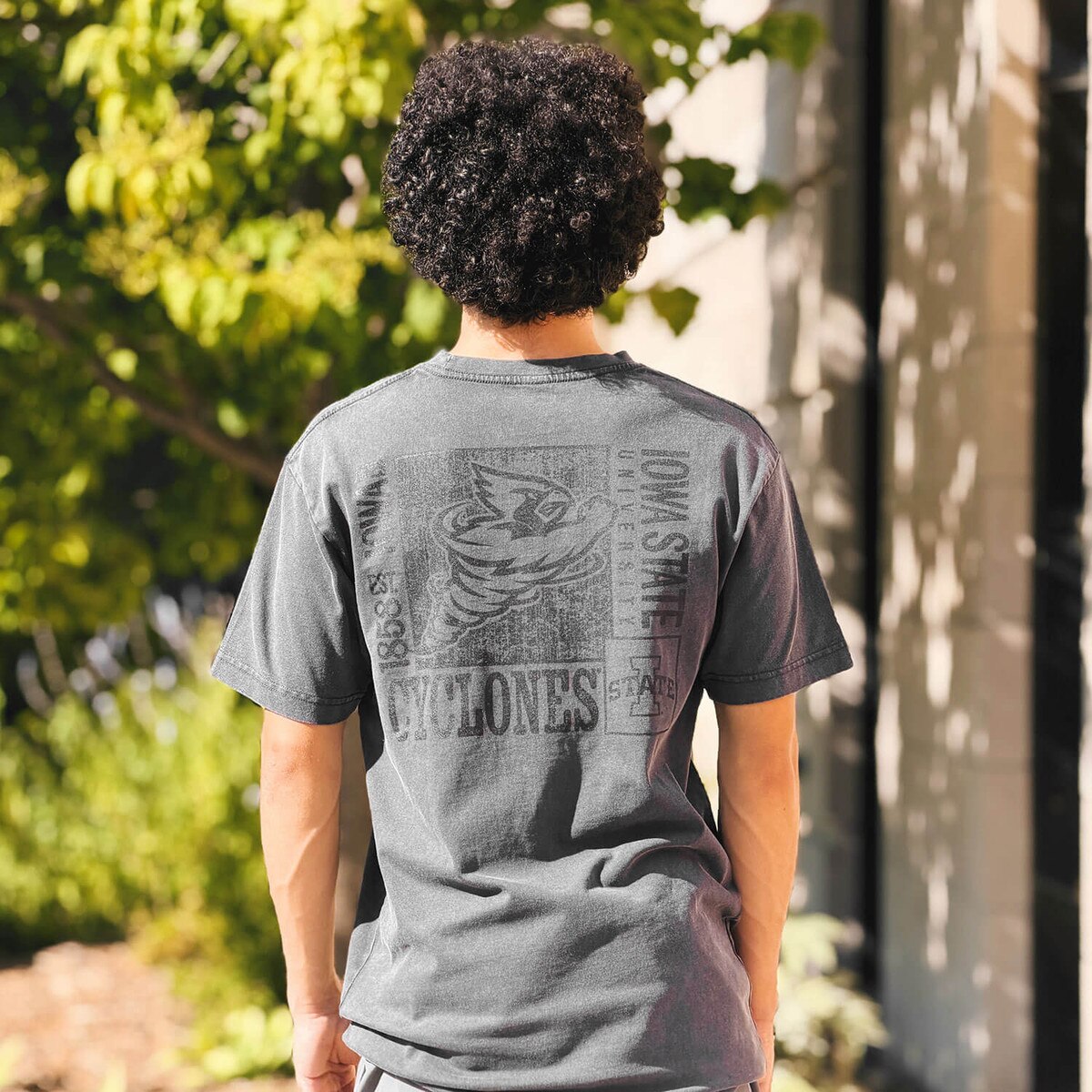 Back of College House Punching Cy Charcoal Heavy Weight Short Sleeve T-shirt